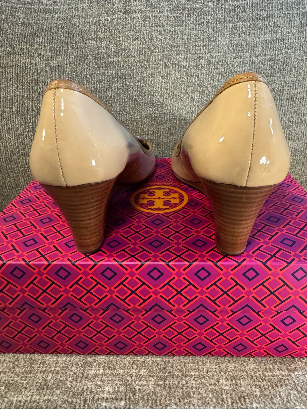 Tory Burch Louisa 60MM Pumps Beige/Tan Leather Stacked Wooded Wedge Size 8.5 - Picture 8 of 11